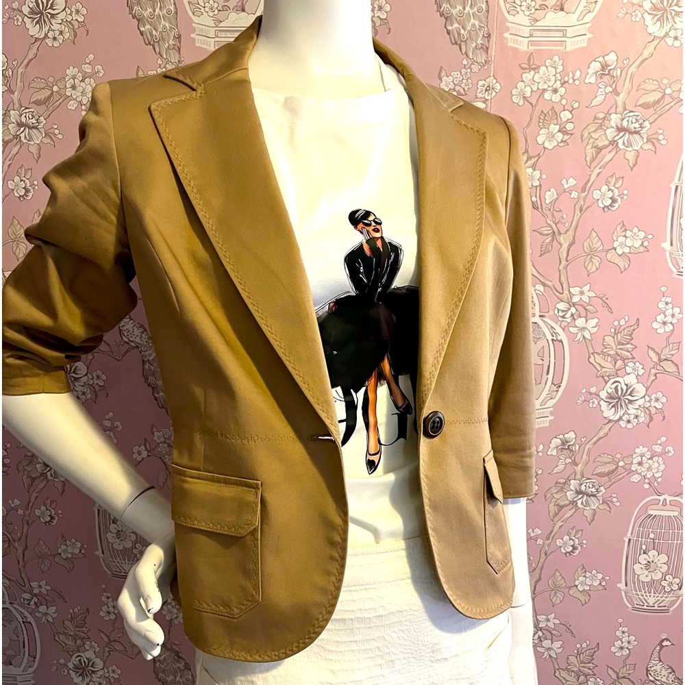 Camel coloured 3/4 length blazer w/front pockets.